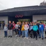 Uczniowie podczas wycieczki do ZOO